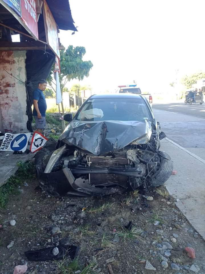 Totally wrecked ang ulohan sang salakyan bangud sa pag ka bunggo sa poste. | Photo by Aaron Lloyd B. Refoyo