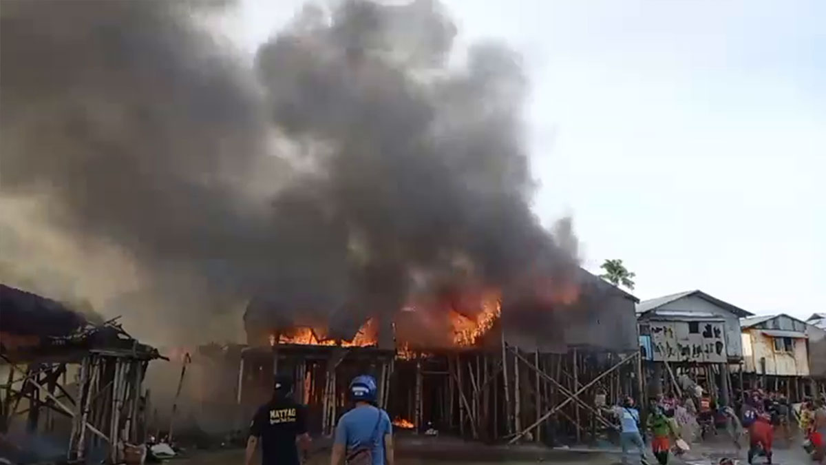 ILOILO CITY - Sa pihak sang masako nga adlaw sa besperas sang paskwa halos indi mag pati ang mga pumuluyo sang Zone 5 Barangay San Juan kag Zone 3 Juntado Subdivision Calumpang nga ang ila mga puluy-an ang gintupok sang kalayo alas-2:20 sang hapon, Sabado, Disyember 24, 2022.