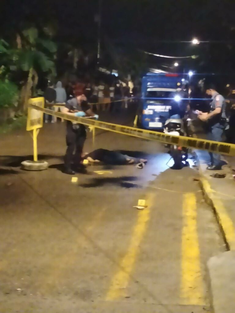 Police attend to the body of the victim just this evening at Roxas City. | Photo by Joshua Jaca.