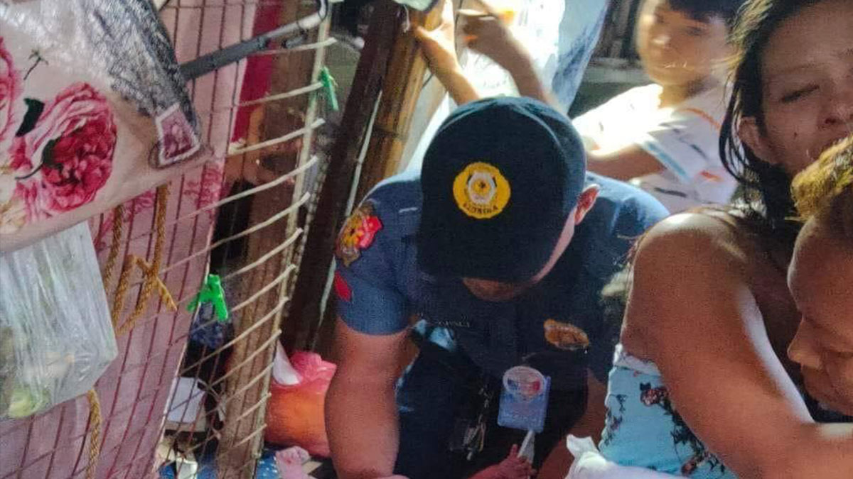 ILOILO CITY — Wala gina lauman sang hinali lang nag bun-ag si Charlene Lobaton, 27 anyos sang iya bata nga babayi nga gin hingadlan kay Dianne Jane, sa pihak sang kapistahan ni Sr. Santo Niño lakip na ang Dinagyang Festival, alas-6:15 sang aga sa JM Basa St, City Proper Sabado nga adlaw sang Enero 22, 2023.