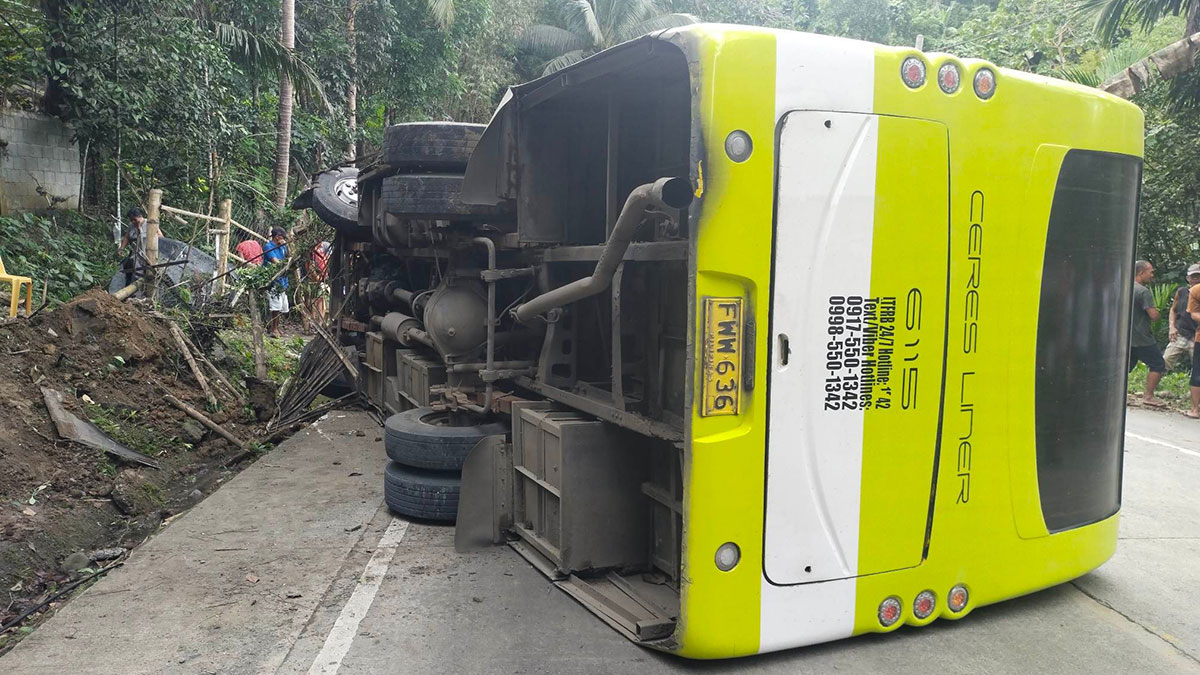 ANTIQUE — Naga byahe nga ceres bus na tumba sa dalanon sang Barangay Calacja 1, Hamtic hapon sang tinalikdan nga adlaw sang Biyernes.