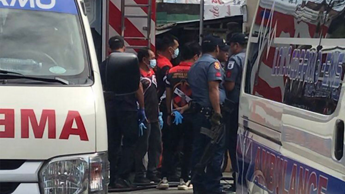 The rescue units, Lapaz PNP, and ICPO members gathered in front of the house where the mentally ill son was holding his mother hostage with two bladed weapons. | Photo by Aaron Lloyd Refoyo.