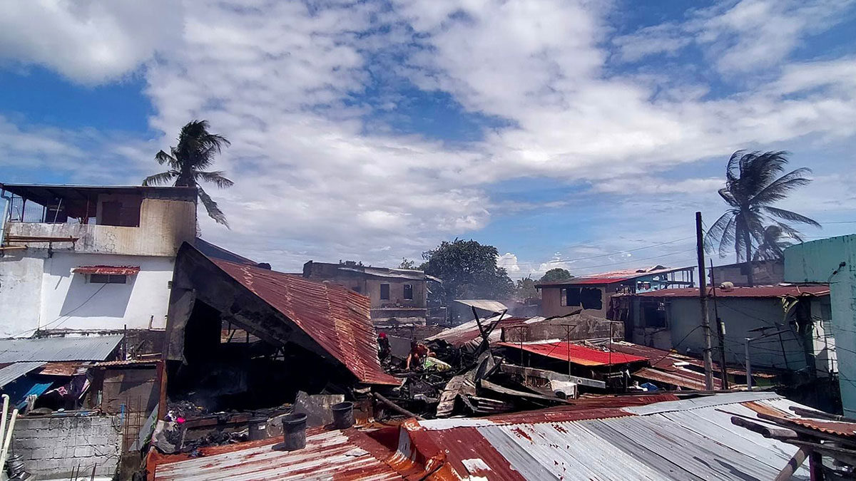 Devastation is what remains on the adjacent houses after a fire broke out into a dangerous blaze yesterday in Barangay Jalandoni Estate, Lapuz. | Photo by Aaron Lloyd Refoyo.