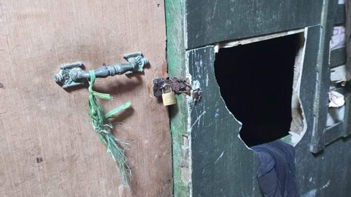 The husband caught his wife having sex with her lover by peeking through a hole beside the wooden door of the rental house they were staying in.