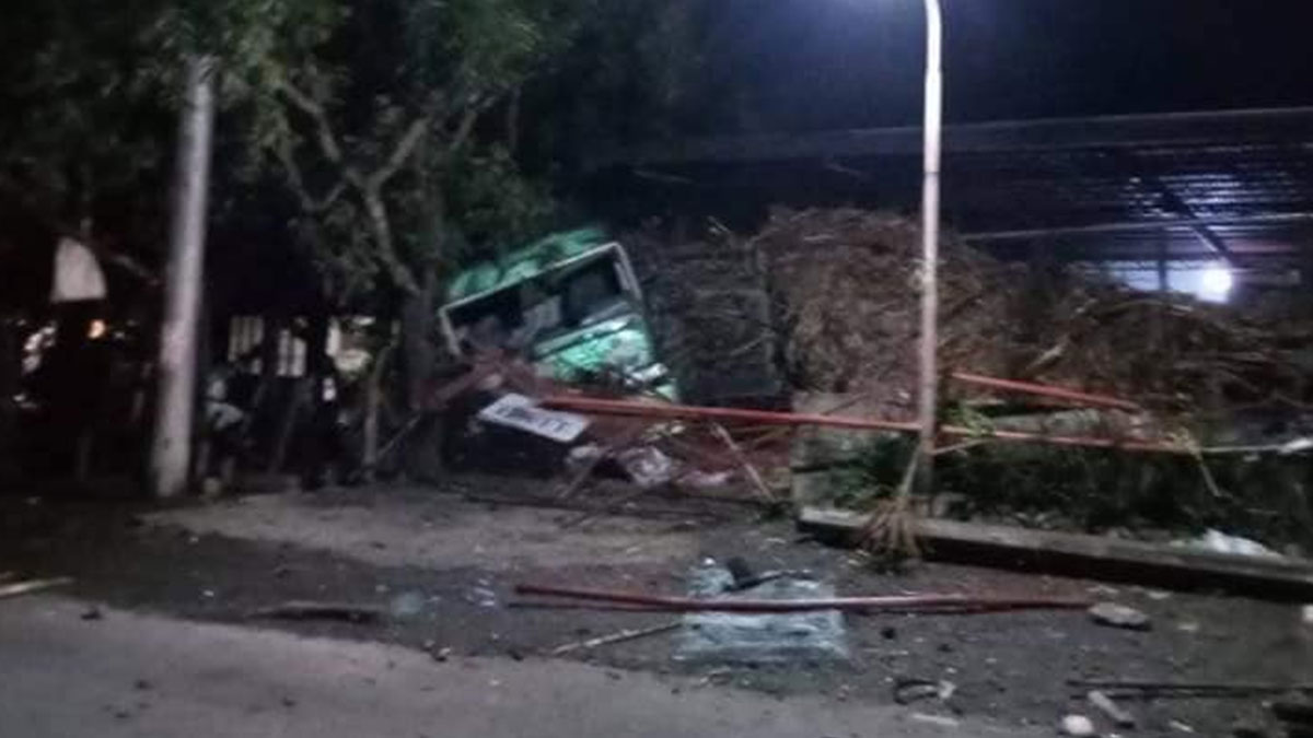 ILOILO CITY - A drunk truck driver carrying a load of pipes had an accident on Thursday night, March 2, 2023, in Barangay Tolarucan, Janiauy, Iloilo, when the truck collided with a wall and a tree.